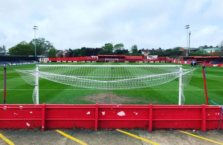 Góc nhìn từ phía sau khung thành tại sân vận động Impact Arena, Alfreton Town
