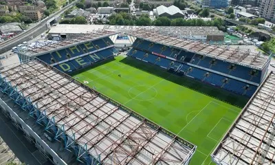 Góc nhìn từ trên cao sân vận động The Den của Millwall FC, biểu tượng của bóng đá London.