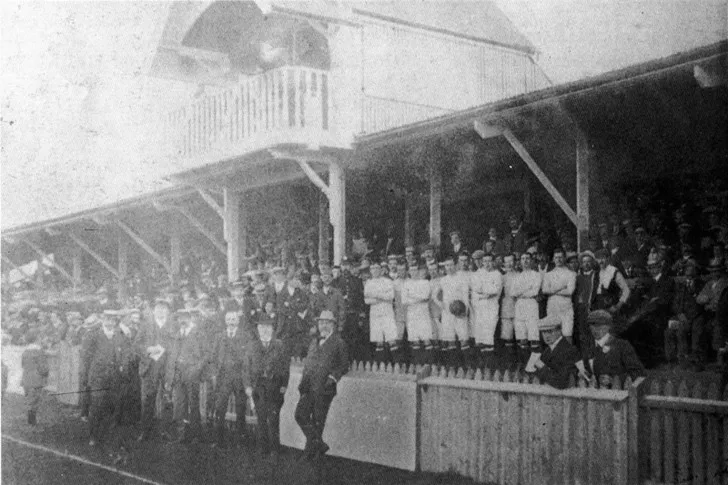 Hình ảnh cổ điển về lễ khai trương sân Kenilworth Road vào ngày 4 tháng 9 năm 1905, đánh dấu một cột mốc lịch sử của Luton Town