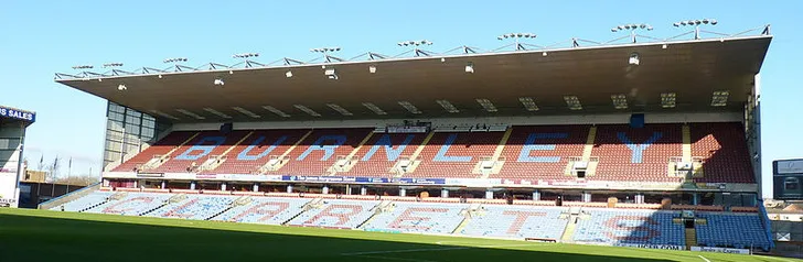 Hình ảnh khán đài của sân vận động Turf Moor nhìn từ sân cỏ