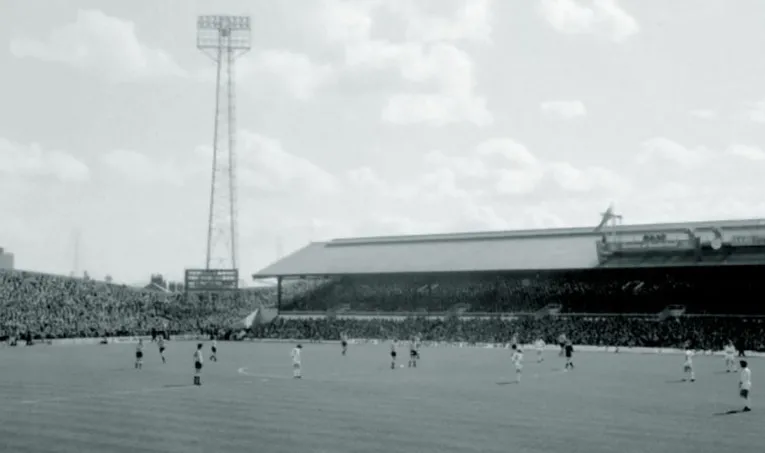 Hình ảnh Roker Park vào tháng 8 năm 1976, sân vận động cũ mang tính biểu tượng của Sunderland
