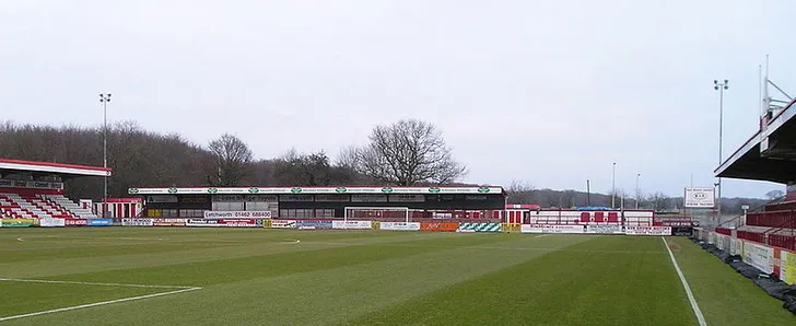 Hình ảnh tổng thể một góc sân Broadhall Way, mái nhà của Stevenage Boro