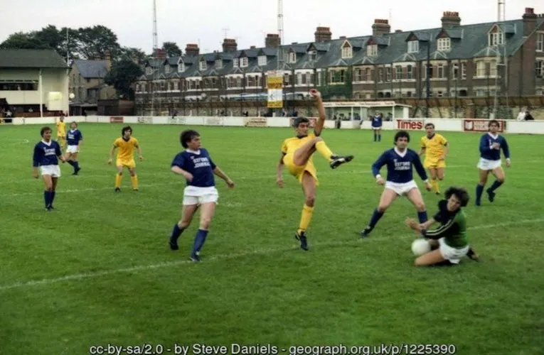 Hình ảnh trận đấu của Oxford City FC năm 1981, ghi lại khoảnh khắc lịch sử của câu lạc bộ bóng đá bán chuyên
