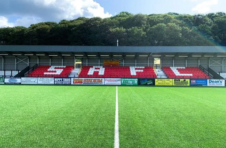 Khán đài Adverset, một trong những khu vực chỗ ngồi chính tại Sân vận động Scarborough Athletic