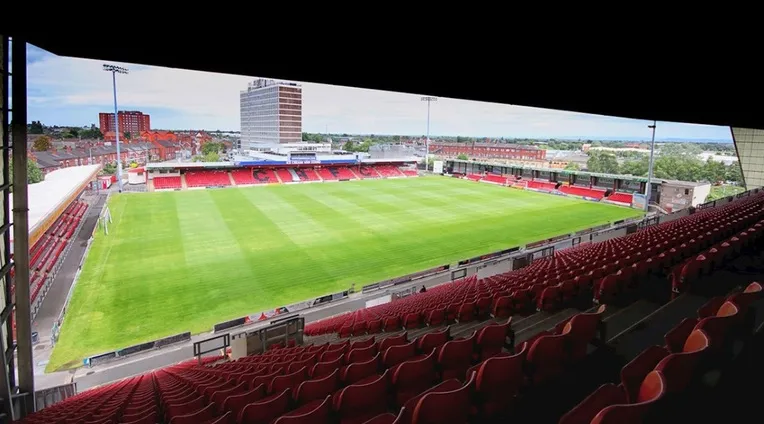 Khán đài Alexandra Stadium nhìn từ bên trong, thể hiện sức chứa và không khí sân đấu Gresty Road