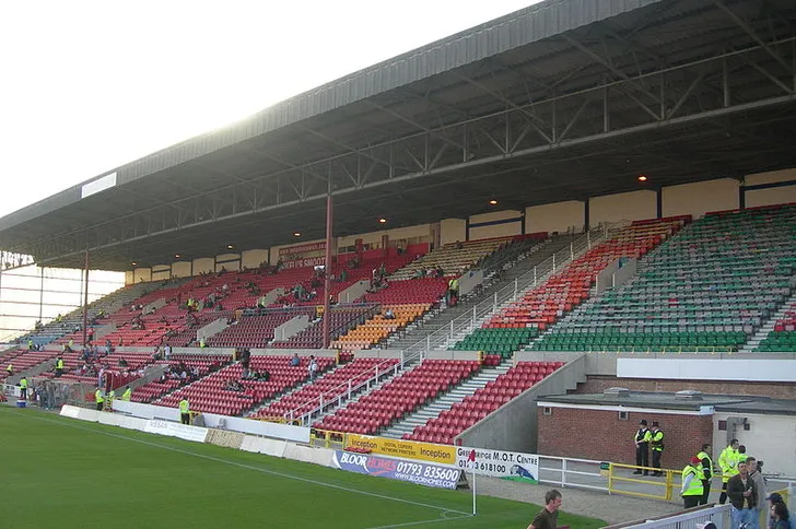 Khán đài Arkell’s Stand tại sân County Ground, cấu trúc một tầng mang tính biểu tượng của sân Swindon Town.
