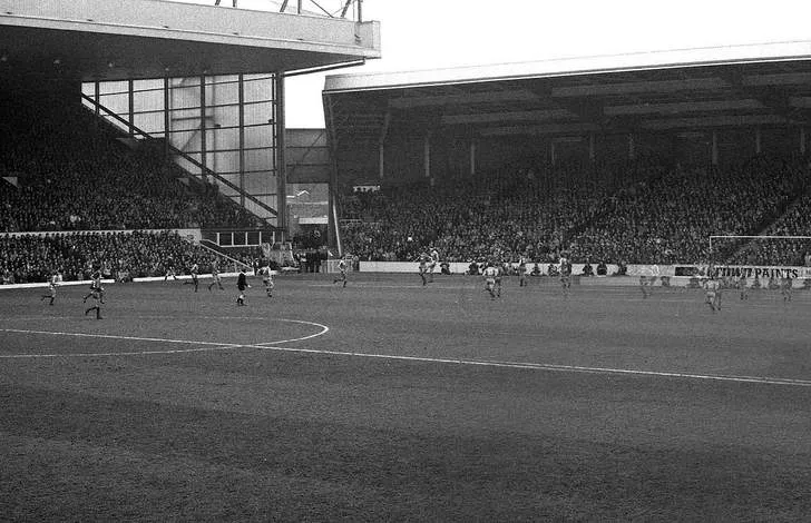 Khán đài Centenary cũ tại sân Anfield, một phần của lịch sử phát triển của thánh địa Liverpool