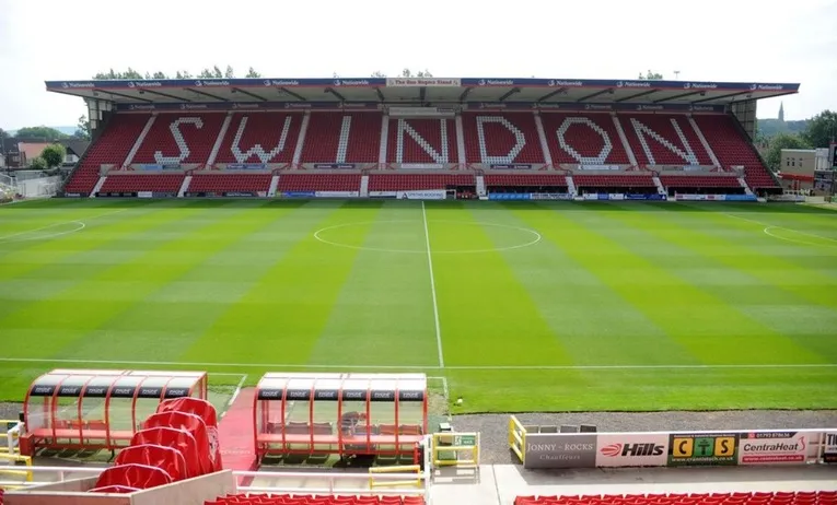Khán đài chính Arkell’s Stand tại sân vận động County Ground, nơi có đường hầm và phòng thay đồ của Swindon Town.