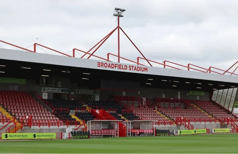 Khán đài chính Broadfield Stadium, khu vực trung tâm và quan trọng nhất của sân vận động Crawley Town.
