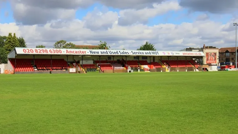 Khán đài chính có mái che của Welling United tại sân Park View Road với ghế ngồi màu đỏ