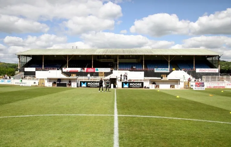 Khán đài chính Grandstand tại sân Twerton Park, khu vực chỗ ngồi có mái che của câu lạc bộ Bath City.