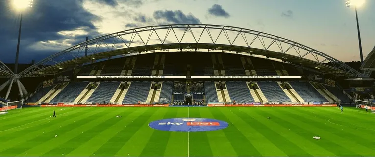 Khán đài chính John Smith's Stadium, điểm nhấn kiến trúc của sân nhà Huddersfield Town