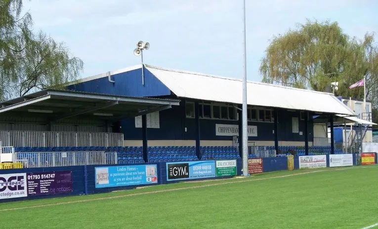 Khán đài chính (Main Stand) của Hardenhuish Park, nơi tập trung các tiện ích và phòng thay đồ của Chippenham Town