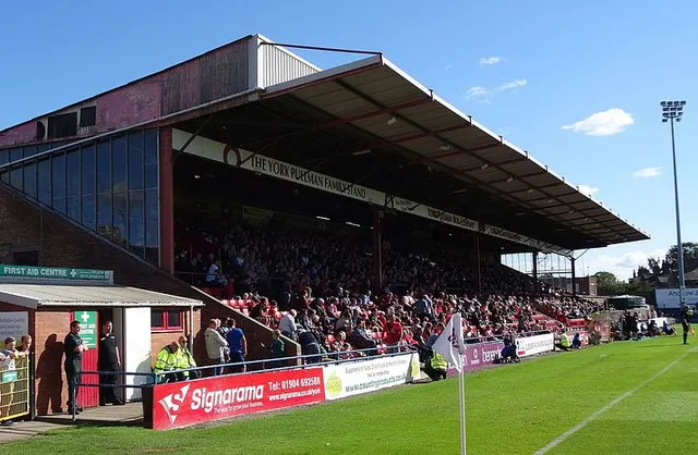 Khán đài chính Main Stand của sân Bootham Crescent, trung tâm điều hành và phòng thay đồ