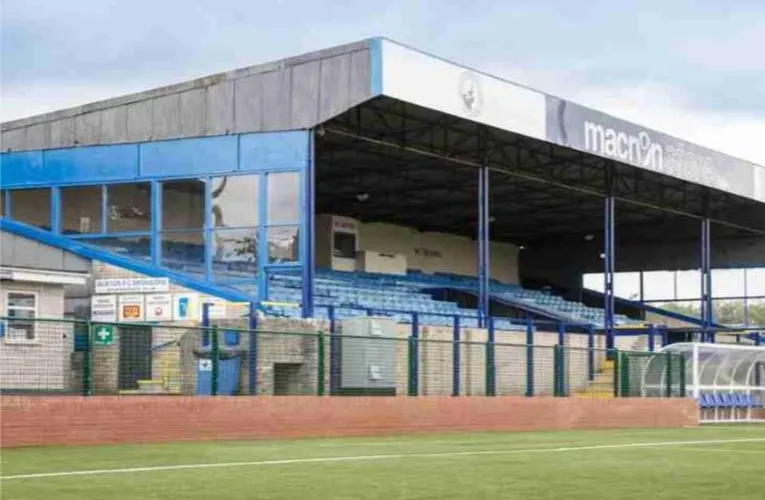 Khán đài chính (Main Stand) của sân Silverlands, trung tâm của Buxton FC