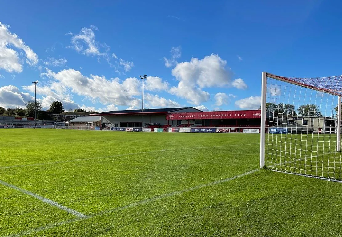 Khán đài chính (Main Stand) của sân vận động St James Park Brackley với hàng ghế và khu vực đứng