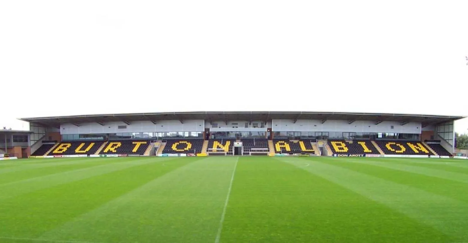 Khán đài chính Main Stand tại Pirelli Stadium, khu vực có ghế ngồi và tiện ích câu lạc bộ