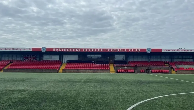 Khán đài chính Main Stand tại sân Priory Lane của Eastbourne Borough