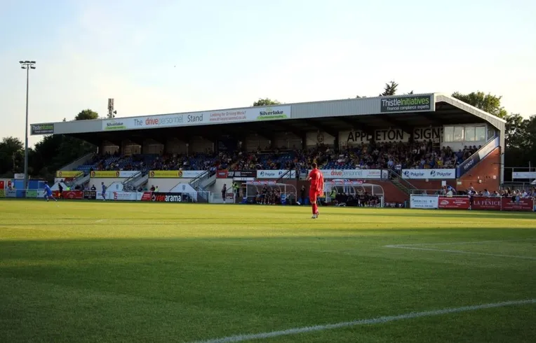 Khán đài chính Main Stand tại sân vận động Silverlake của Eastleigh FC