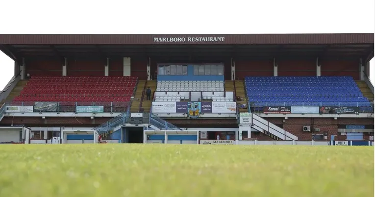 Khán đài chính Main Stand với hàng ghế ngồi tại Sân vận động Bob Lucas