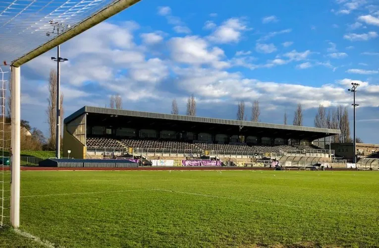 Khán đài chính và cấu trúc sân Melbourne Community, nơi diễn ra các trận đấu của Chelmsford City