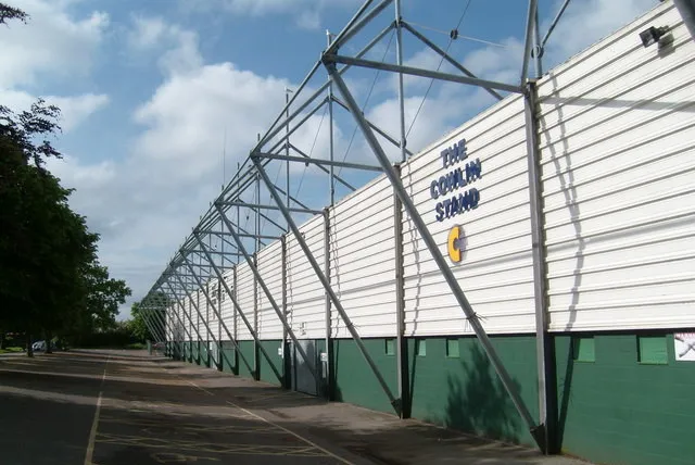 Khán đài Cowlin Stand tại Huish Park với các hàng ghế đã được lấp đầy