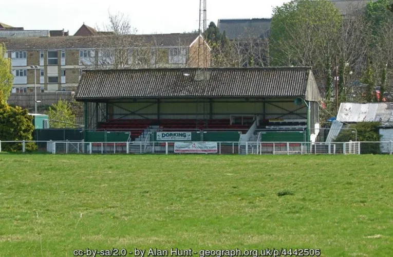 Khán đài cũ và kiến trúc truyền thống của Meadowbank Stadium Dorking