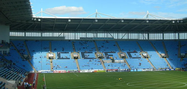 Khán đài đông đảo cổ động viên tại sân Coventry Building Society Arena trong ngày thi đấu