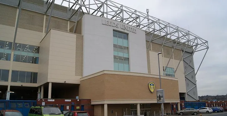 Khán đài East Stand của sân Elland Road, với hai tầng và các hộp VIP