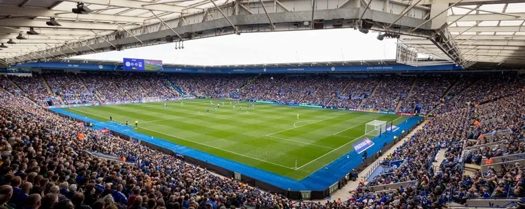 Khán đài King Power Stadium rực rỡ trong ngày thi đấu
