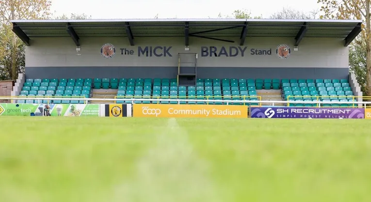 Khán đài Mick Brady tại sân New Windmill Ground, nơi người hâm mộ Leamington FC cổ vũ