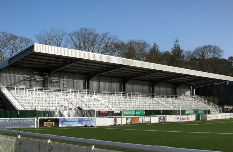 Khán đài mới phía sau khung thành tại Gallagher Stadium của Maidstone United, khu vực dành cho người hâm mộ đứng với mái che