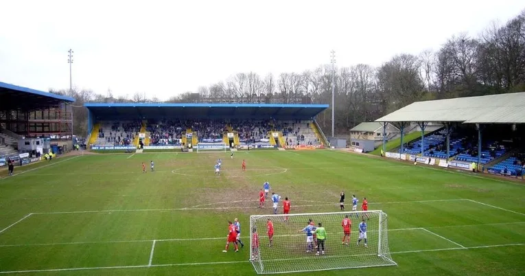 Khán đài Nam The Shay Stadium, trung tâm cổ vũ của CĐV FC Halifax Town