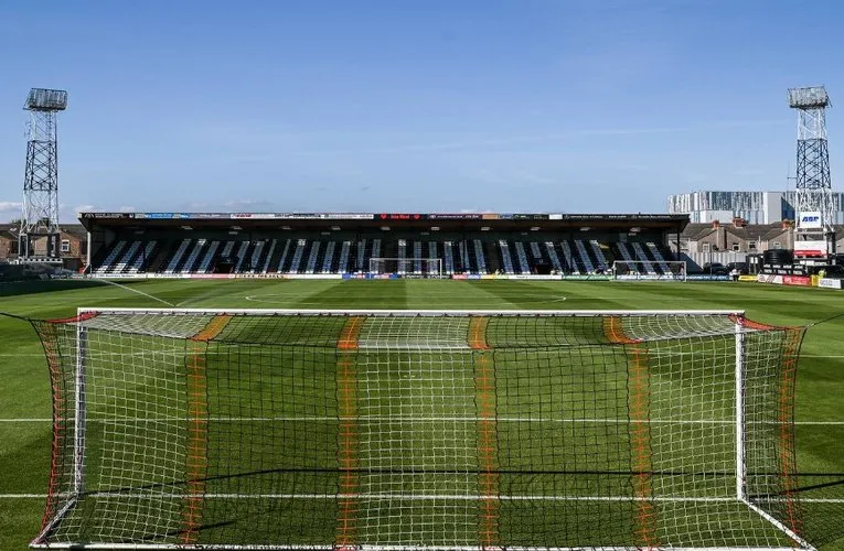 Khán đài phía sau cầu môn tại Blundell Park, nơi tập trung nhiều cổ động viên cuồng nhiệt