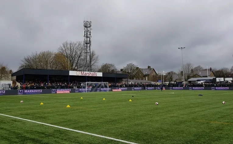 Khán đài Railway End tại sân Silverlands của Buxton FC