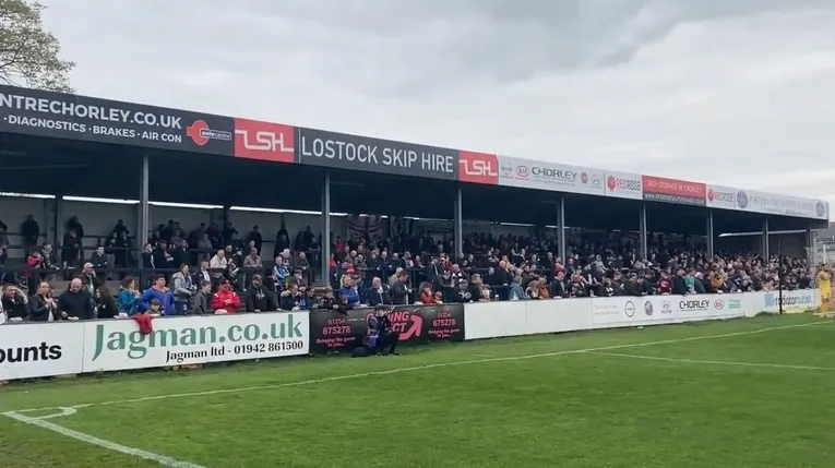 Khán đài sau khung thành tại Victory Park Chorley FC