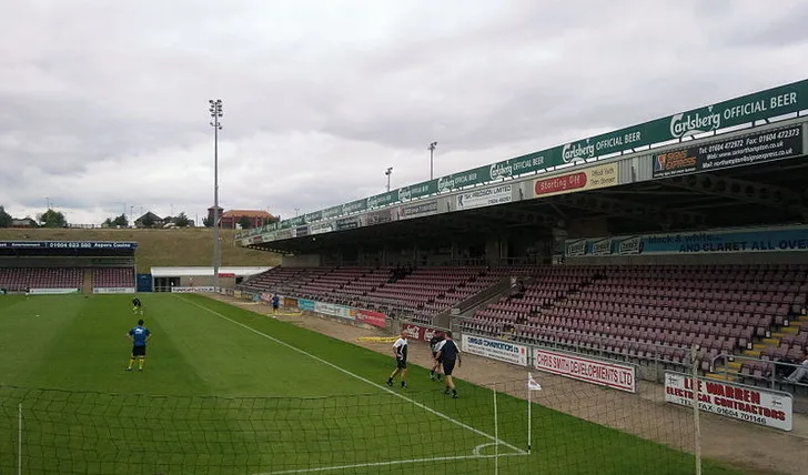 Khán đài Sixfields Stadium trước giờ bóng lăn, sức nóng của trận đấu