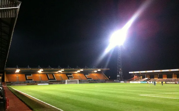 Khán đài South Stand tại Abbey Stadium, nơi cổ vũ cuồng nhiệt của các cổ động viên Cambridge United