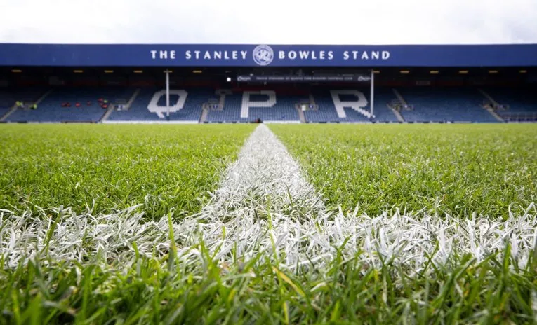 Khán đài Stanley Bowles tại sân Loftus Road, một biểu tượng của sự cuồng nhiệt tại sân nhà QPR