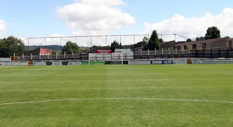 Khán đài The Bath End phía sau khung thành tại sân Twerton Park, khu vực dành cho cổ động viên nhà.