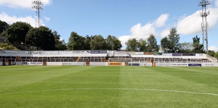 Khán đài The Bristol End tại sân Twerton Park, khu vực dành cho cổ động viên đội khách đến cổ vũ.