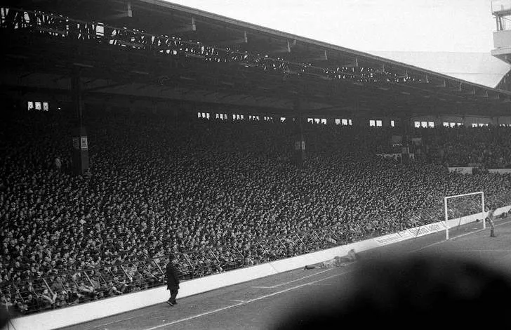 Khán đài The Kop cũ với sức chứa đứng ấn tượng, hình ảnh lịch sử về sự cuồng nhiệt của fan Liverpool