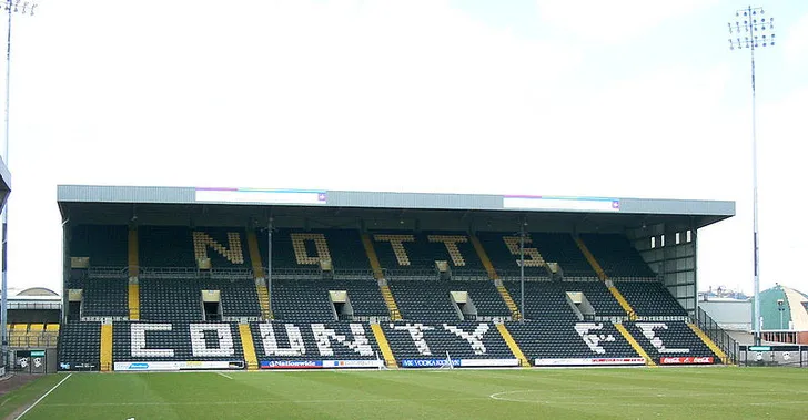 Khán đài The Kop của sân Meadow Lane, một trong bốn khán đài chính