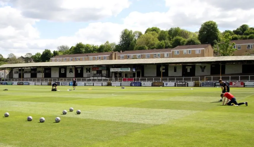 Khán đài The Popular Side tại sân Twerton Park, nơi cổ động viên cuồng nhiệt của Bath City tập trung.
