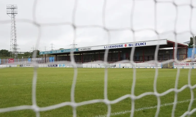 Khán đài Tony Hobson tại Sân vận động Bob Lucas, nơi vinh danh cầu thủ huyền thoại của Weymouth FC