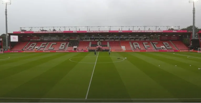 Khán đài Vitality Stadium nhìn từ bên trong, thể hiện sự gần gũi của khán giả với sân cỏ