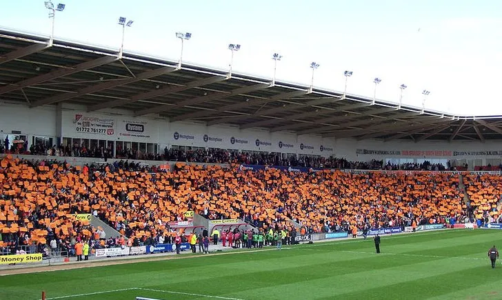 Khán đài West Stand nơi có đường hầm cầu thủ tại Bloomfield Road