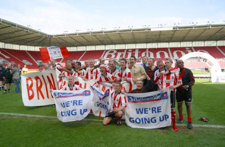 Khoảnh khắc ăn mừng thăng hạng lịch sử của các cầu thủ Eastbourne Borough FC