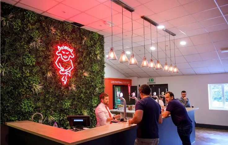 Không gian bên trong khu vực tiếp đón khách VIP tại sân Sincil Bank, sang trọng và thoải mái