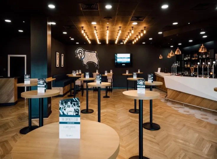 Không gian dịch vụ hospitality sang trọng tại Pride Park Stadium, nơi trải nghiệm bóng đá đẳng cấp